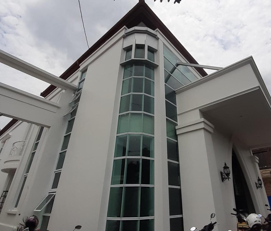 Madina Inn Jogjakarta Buitenkant foto