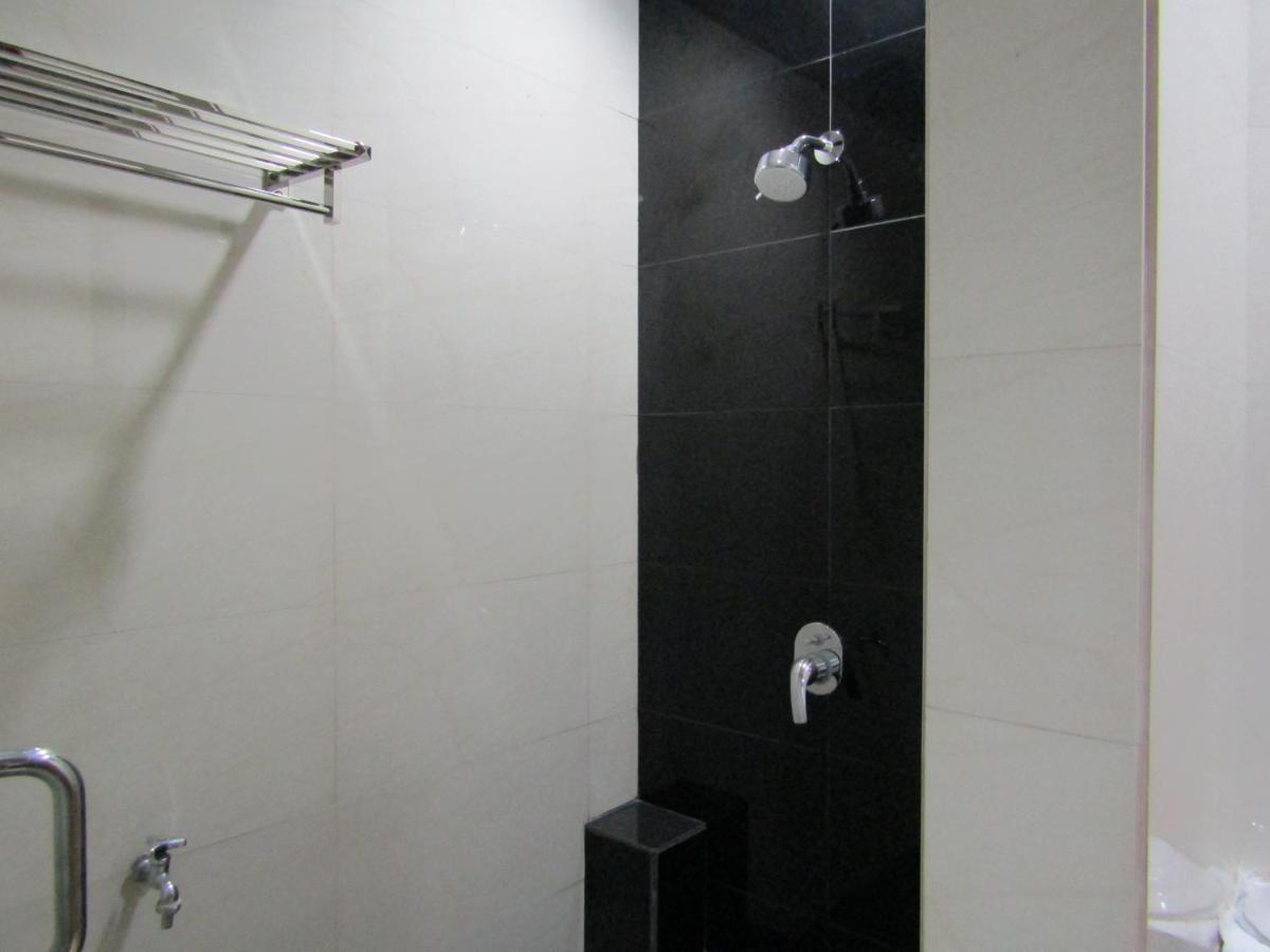 Madina Inn Jogjakarta Buitenkant foto