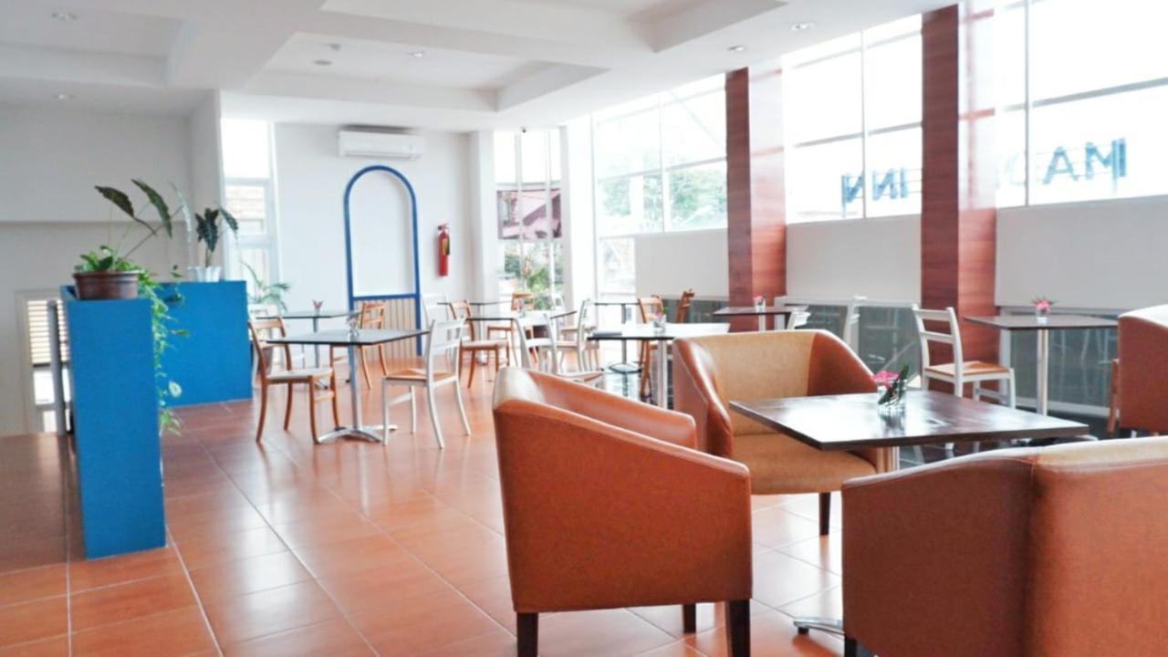 Madina Inn Jogjakarta Buitenkant foto