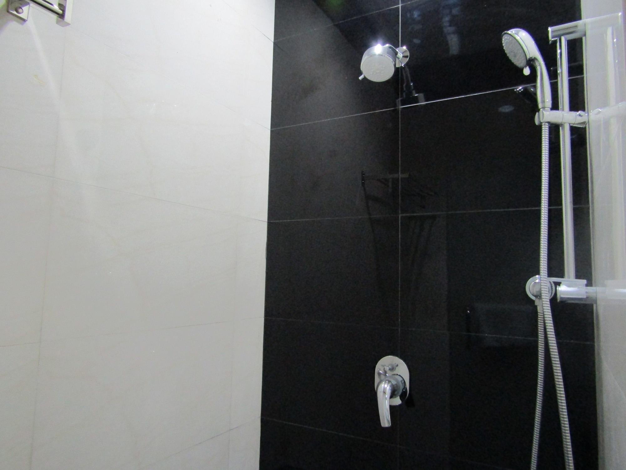 Madina Inn Jogjakarta Buitenkant foto